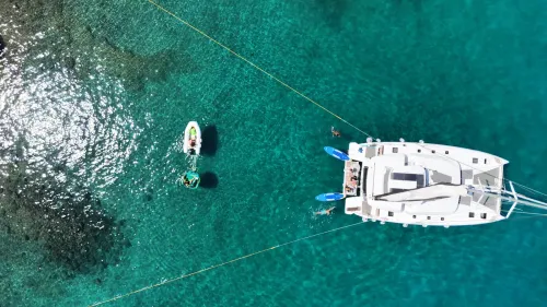 Spring Yacht - Living Area